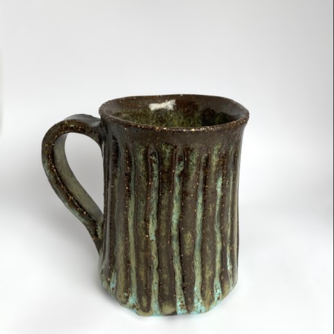 Taza pasta negra líneas. Esmalte celeste turquesa